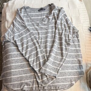Woments Wantable Heather Gray Striped V-Neck Top.  Size 2X.  Like new.